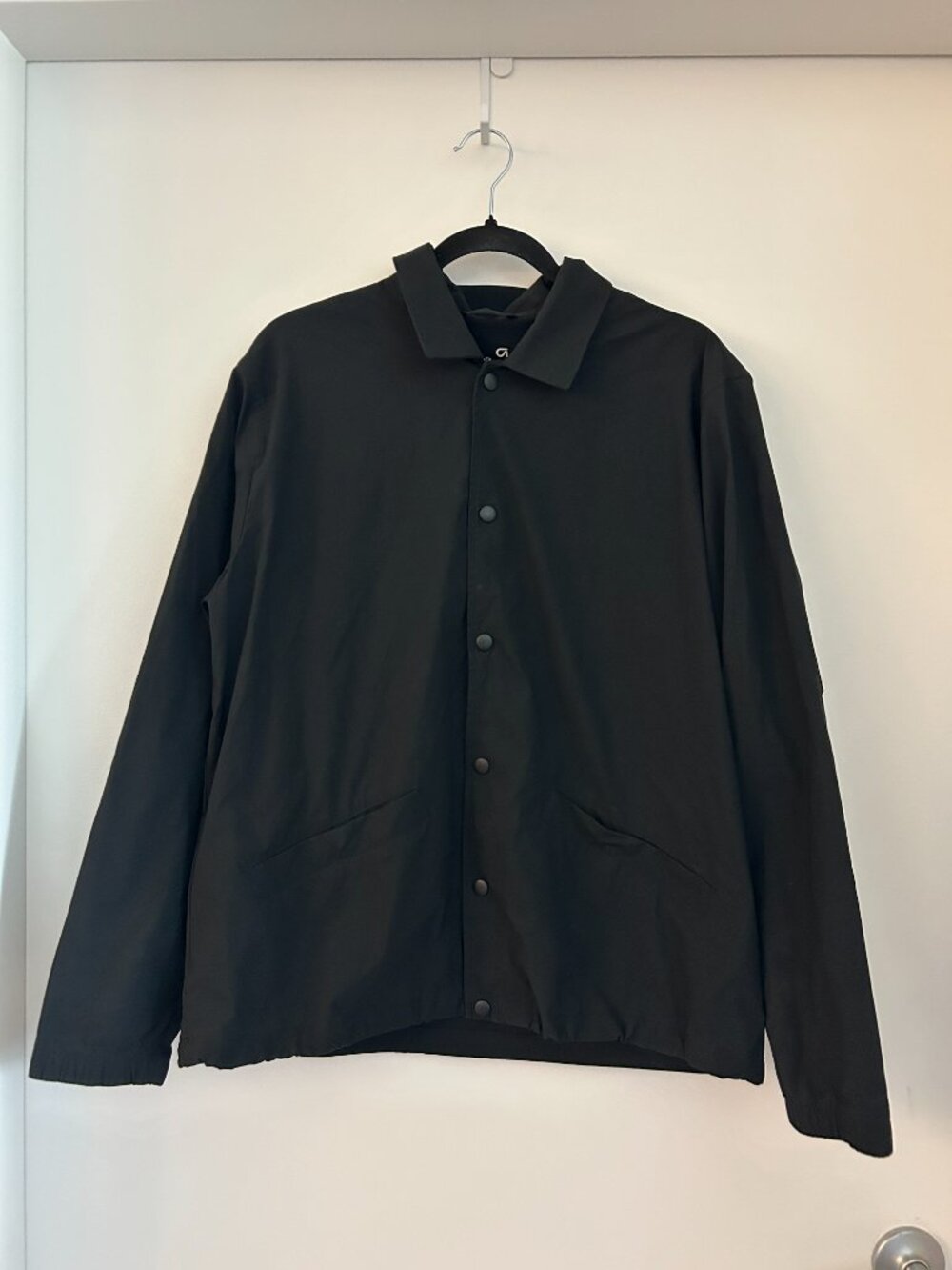 Gap Fit Men's Coach Button Down Jacket in Moonless Night Black Athletic Size M - Picture 2 of 6